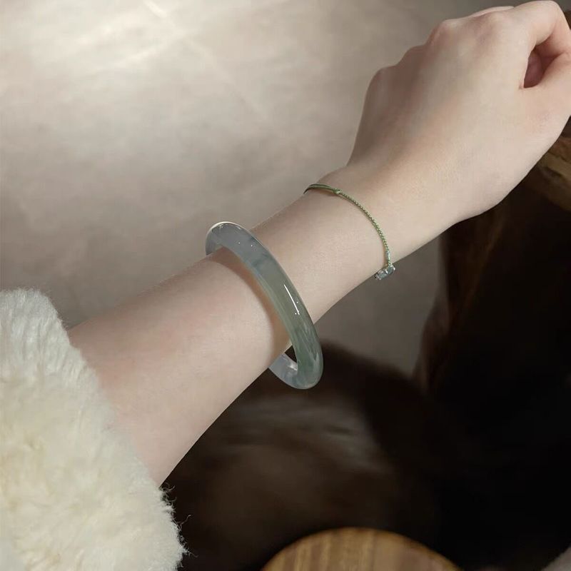 ミャンマー産アイスビューティー、オイルグリーンの半彫刻ブレス - Beauty & Makeup Katia Di Paola のレビューと価格